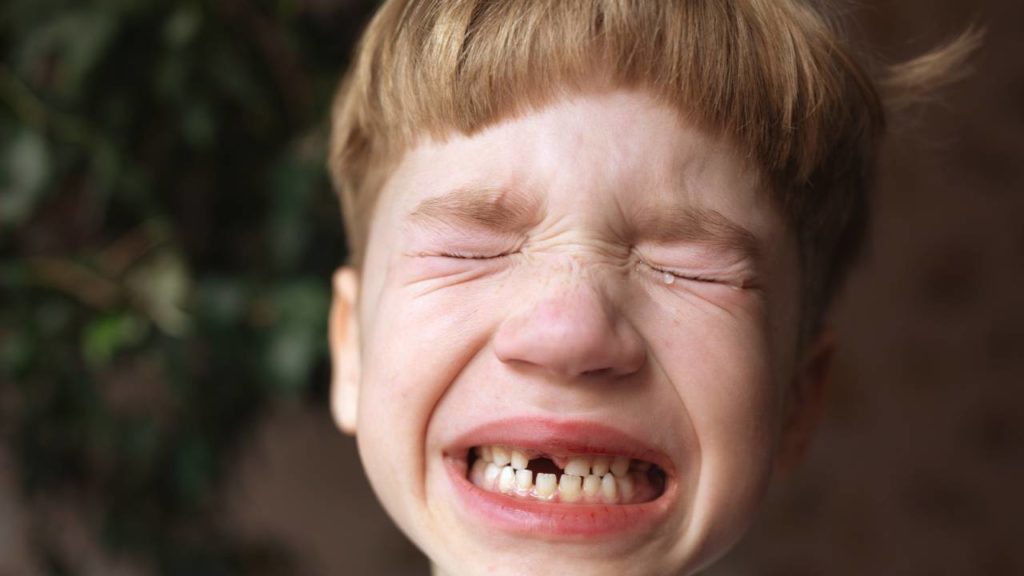 kid crying due to tooth pain